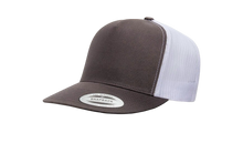 Cargar imagen en el visor de la galería, Gorra clásica de camionero de 5 paneles Yupoong 6006 en blanco