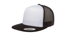 Cargar imagen en el visor de la galería, Gorra clásica de camionero de 5 paneles Yupoong 6006 en blanco