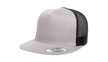 Cargar imagen en el visor de la galería, Gorra clásica de camionero de 5 paneles Yupoong 6006 en blanco