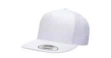 Cargar imagen en el visor de la galería, Gorra clásica de camionero de 5 paneles Yupoong 6006 en blanco