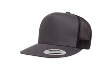 Cargar imagen en el visor de la galería, Gorra clásica de camionero de 5 paneles Yupoong 6006 en blanco