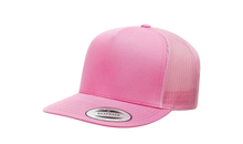 Cargar imagen en el visor de la galería, Gorra clásica de camionero de 5 paneles Yupoong 6006 en blanco