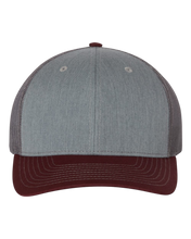 Cargar imagen en el visor de la galería, Gorra snapback Richardson 112 en blanco